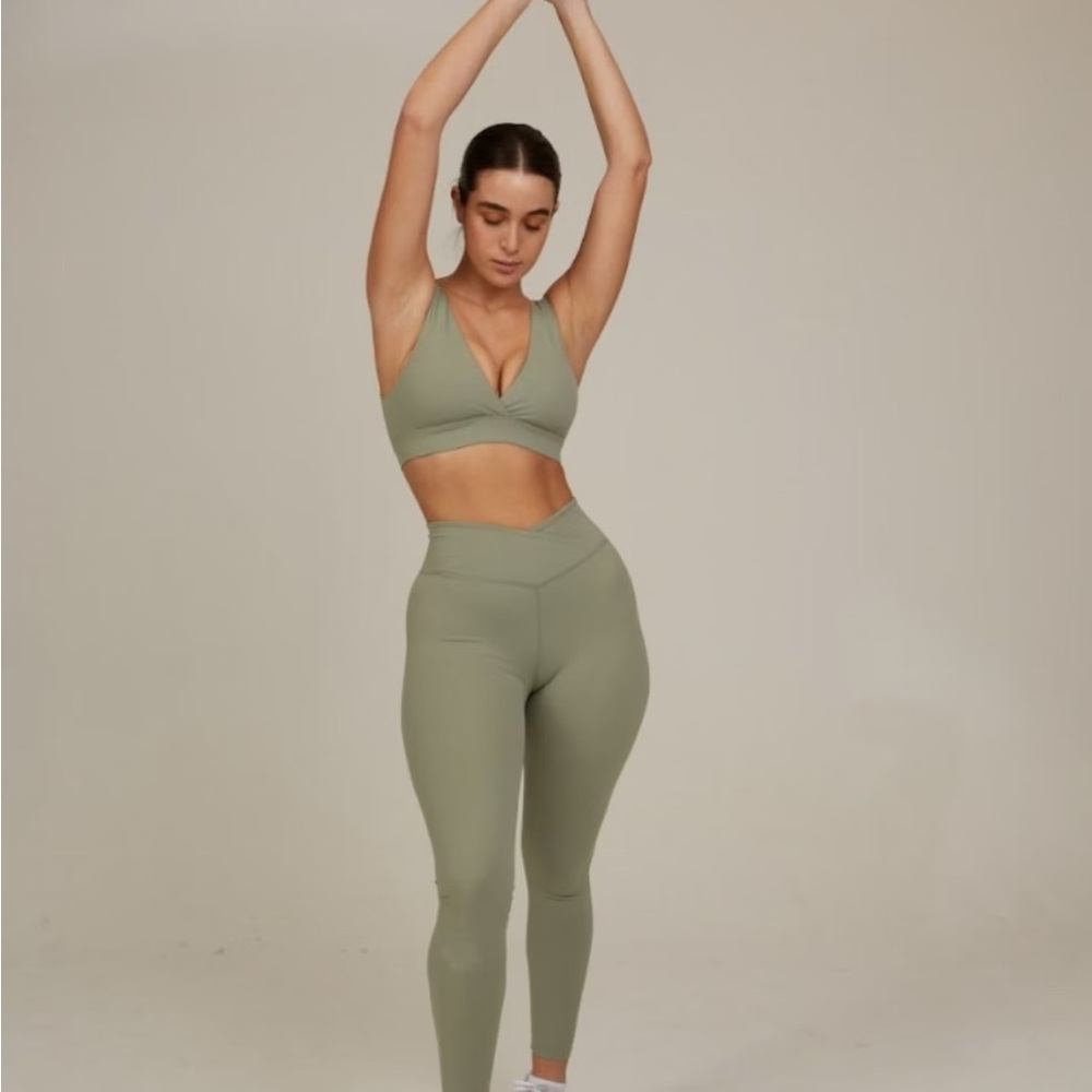 ISO Tala Dayflex V Neck Sports Bra in Sage